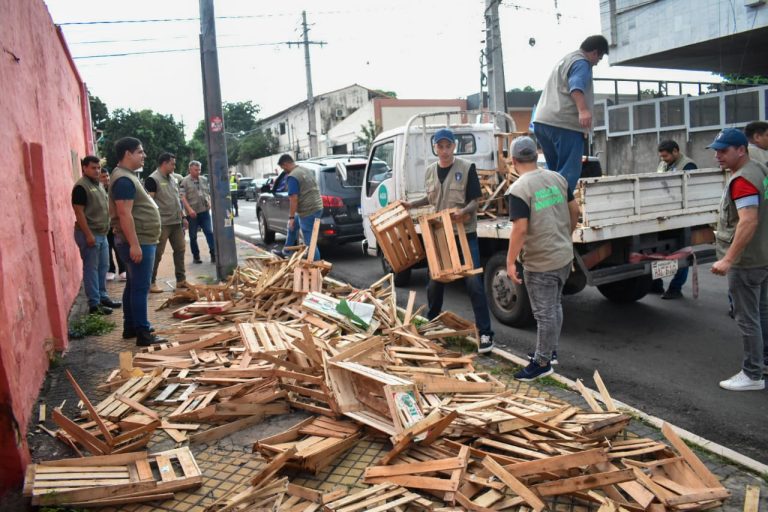 En operativo conjunto entre la Policía Municipal de Vigilancia y la Policía Nacional se retiraron 300 cajas de manzanas utilizadas para la reserva ilegal de estacionamiento en la vía pública