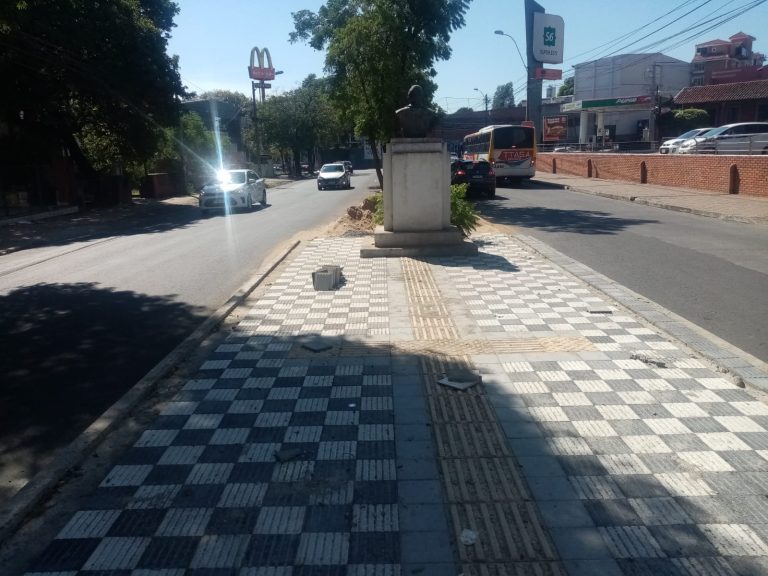 Municipalidad de Asunción continúa con la colocación de pisos en el paseo central de la avenida Carlos Antonio López