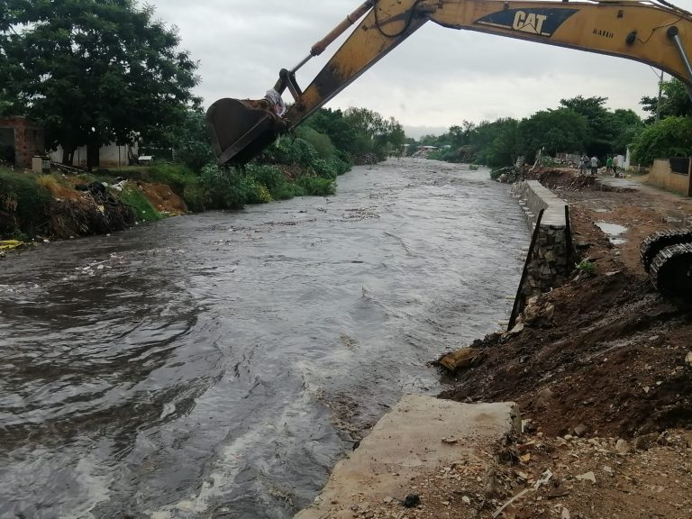 Un avance del 85% registra la construcción del muro de contención en el arroyo Lambaré