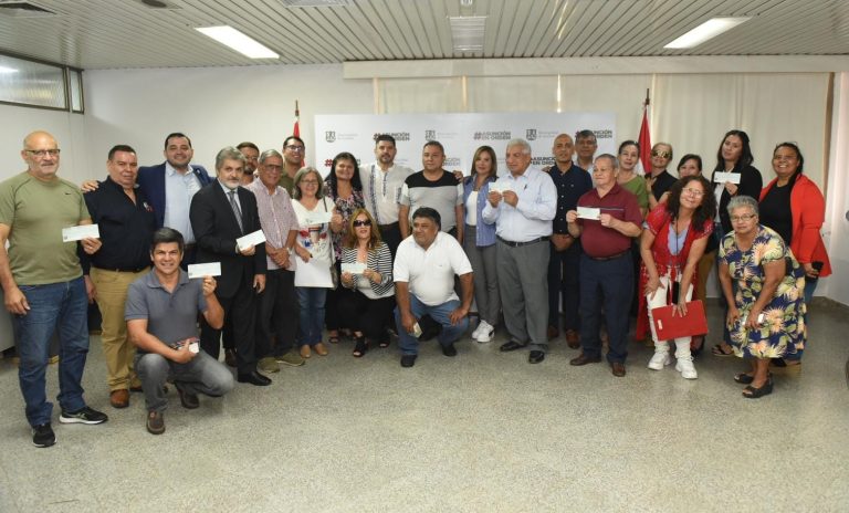 Más de unos mil millones de guaraníes fueron entregados a 14 comisiones vecinales por la CAFPE Municipal y el Intendente Rodríguez