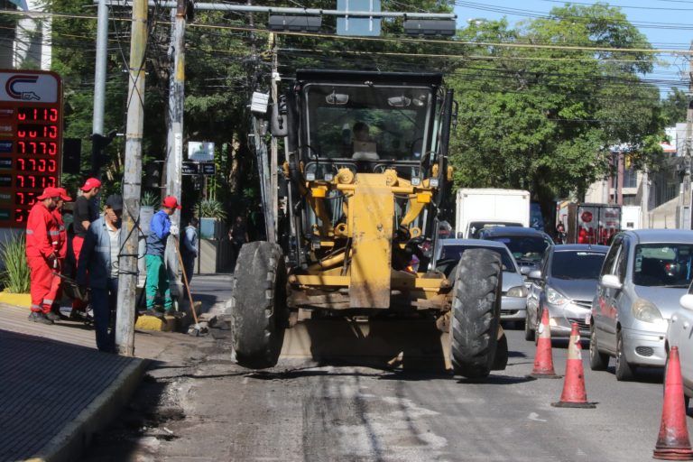 Dirección de Vialidad salió al frente a bachear las calles con problemas, que se erosionaron tras las últimas lluvias caídas en Asunción
