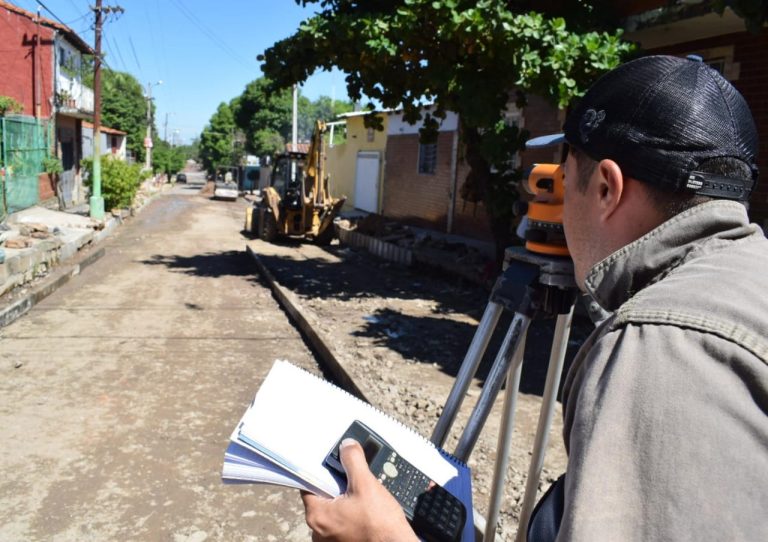 En la calle Tacuary hay carga de hormigón hidráulico para la construcción del pavimento en cinco cuadras