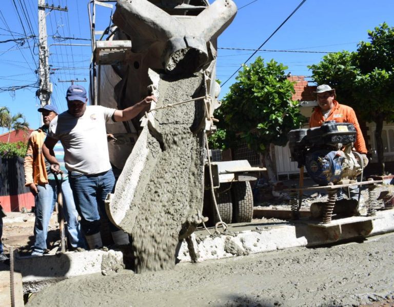 En la calle Tacuary hay carga de hormigón hidráulico para la construcción del pavimento en cinco cuadras