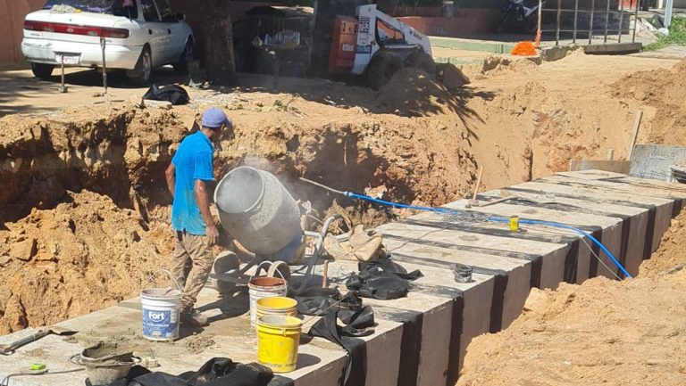 En el lote 2 de Molas López hay excavaciones para colocación de alcantarillas celulares prefabricadas y otras se construyen en el lugar