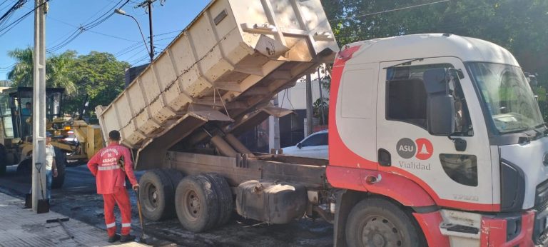 Vialidad realizó una regularización asfáltica en la avenida España, entre Senador Long y Dr. Morra, tramo que fue afectado por las últimas lluvias