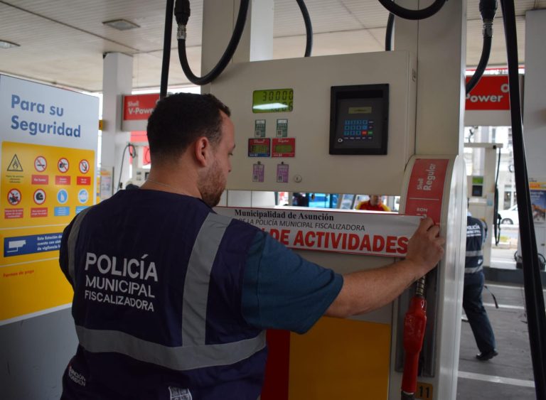 Municipalidad procedió a la suspensión de actividades de una estación de servicio ubicada sobre la avenida Eusebio Ayala y R.I. 18 Pitiantuta por arrojar agua servida en la vía pública y tener la licencia comercial vencida