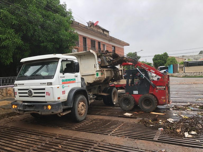 Fuerzas operativas de la Comuna Capitalina intervienen ante el diluvio de la víspera y siguen alertas para solucionar cualquier inconveniente ocasionado por el fenómeno climático que azota el país