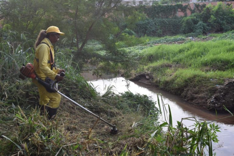 Comuna y MOPC limpian el arroyo Itay para evitar inundaciones y peligro durante temporales