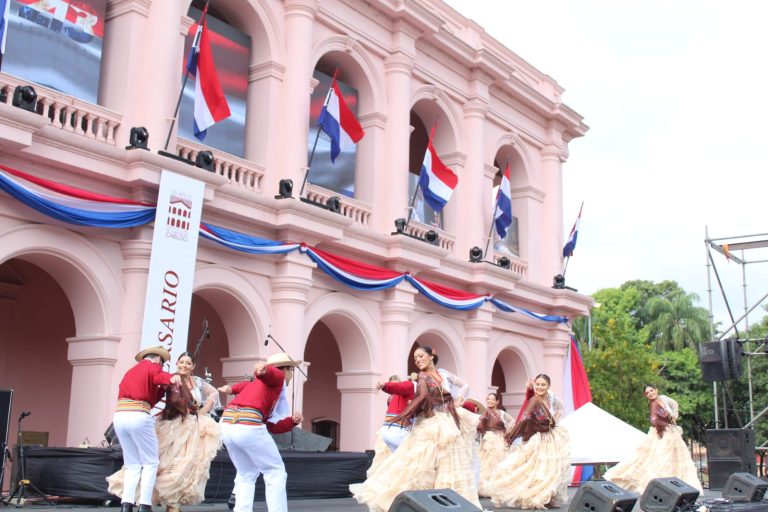 Asunción celebra los 213 años de Independencia del Paraguay en ambiente festivo con una bulliciosa concurrencia que recorrió el microcentro
