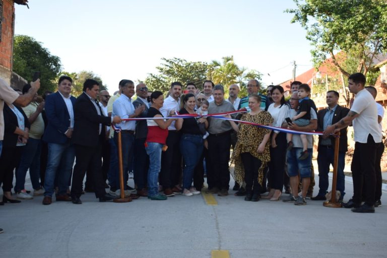 Intendente de Asunción, concejales y vecinos inauguraron una nueva obra de desagüe pluvial y mejoramiento vial en la capital, específicamente en la cuenca Rocío Cabriza