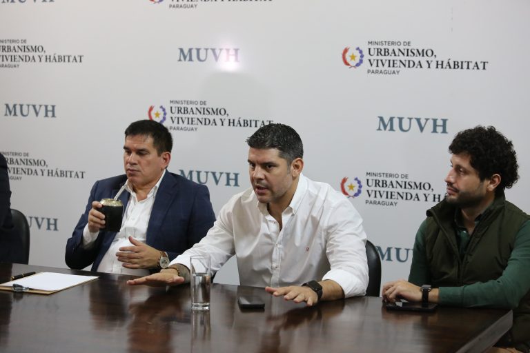 Cada vez más cerca la casa propia para los pobladores del Bañado Norte, como resultado de una importante reunión que mantuvieron con el intendente Rodríguez y el ministro Baruja del MUVH