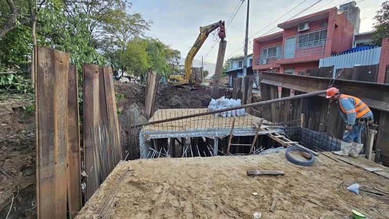 La colocación de alcantarilla celular cuádruple ya pasó los 8 metros en Pacurí, en el marco de la construcción del desagüe pluvial de la cuenca del arroyo Lambaré