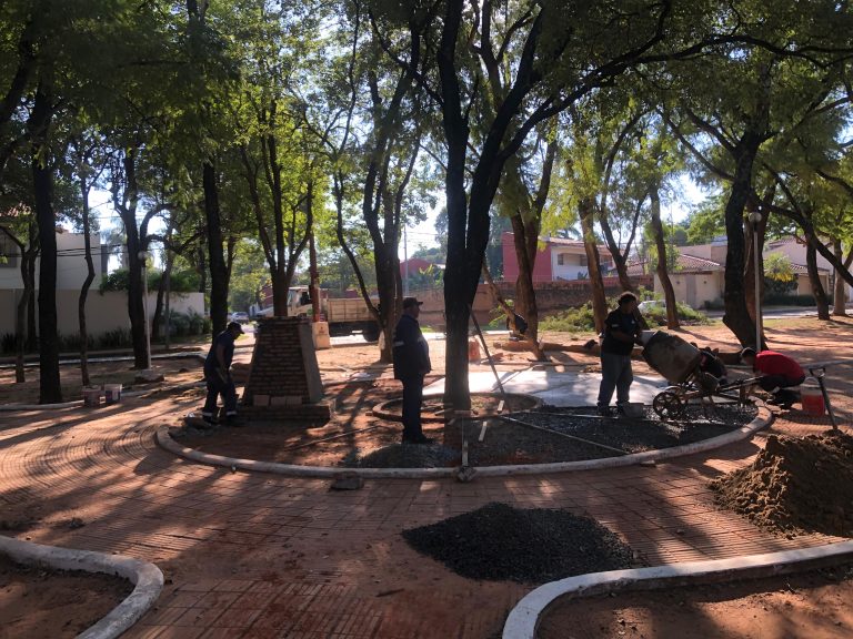 Importantes trabajos de remozado y limpieza se realizan en la Plaza Simón Bolívar del barrio Santo Domingo