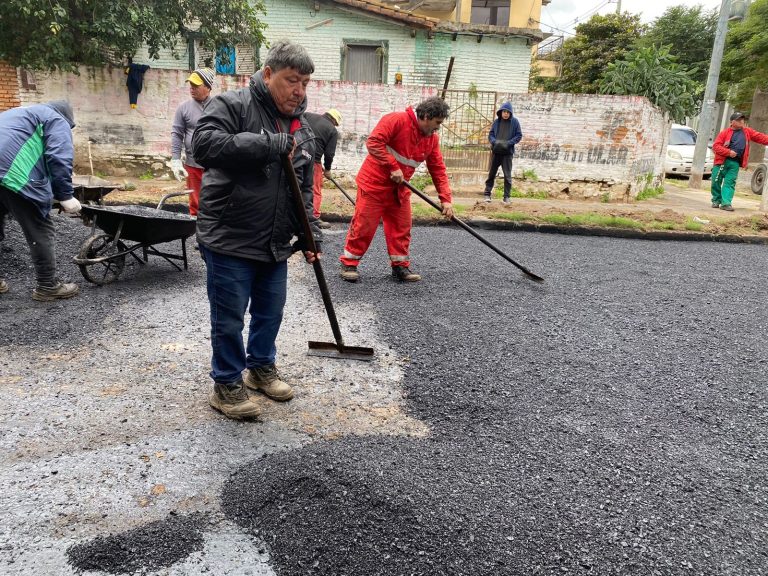 Dirección de Vialidad realiza trabajos de regularización asfáltica en la calle empedrada 23° Proyectada