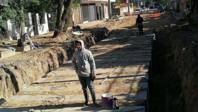 Colocación de las alcantarillas del sistema pluvial del lote 2 de la avenida Molas López suma y sigue