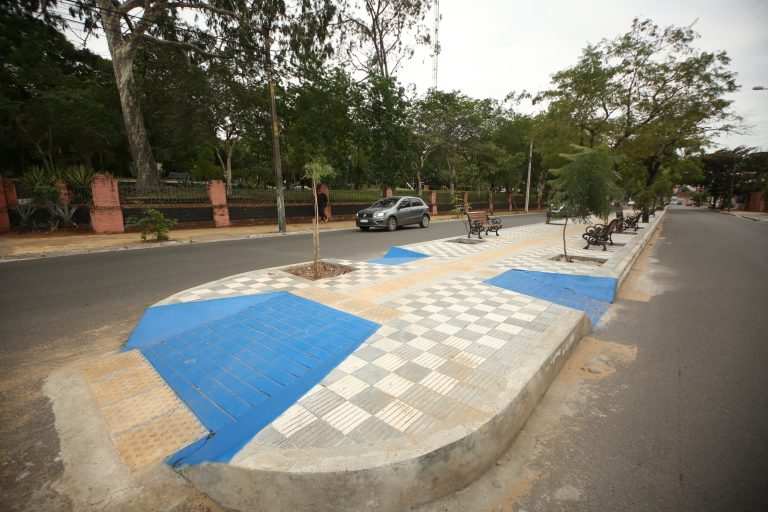 En la avenida Carlos Antonio López y Ramón de las Llanas  realizan la colocación de piso faltante en cabecera del paseo central