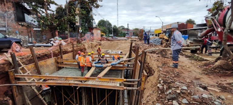 Avanzan los trabajos en el marco del proyecto de desagüe pluvial en la cuenta del arroyo Itay, en la zona del Mercado de Abasto