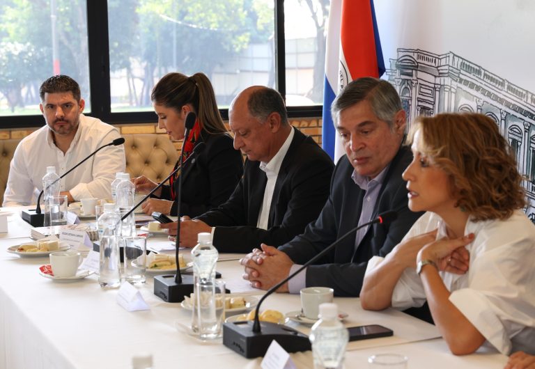 Intendente Rodríguez participó de reunión en Mburuvicha Roga donde se trató sobre el Programa Hambre Cero en Escuelas y Sistema Educativo