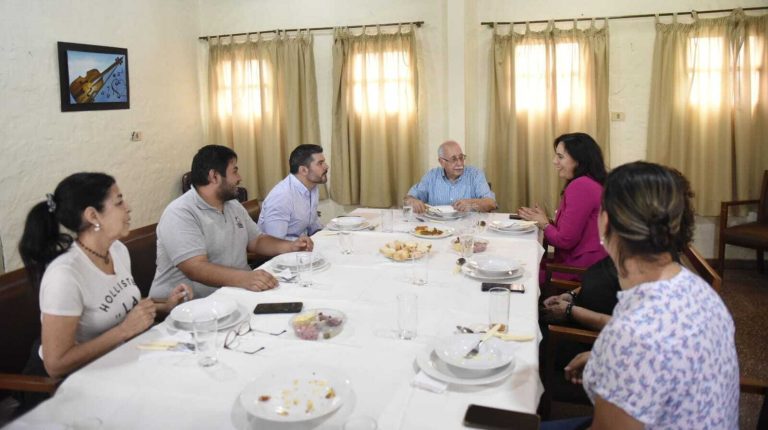 Importante almuerzo de trabajo mantuvieron la Ministra de Obras Públicas, el Intendente de Asunción y el Padre Pedro Velazco, tendiente a concretar el proyecto de construcción de viviendas populares en el Bañado Sur