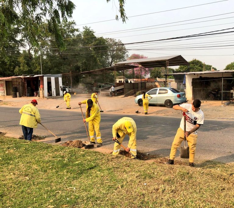 Enjambre Amarillo de la Dirección de Servicios Urbanos intensificó trabajos de limpieza en la zona de Itá Enramada, en el marco de la campaña “Tu Barrio Limpio”