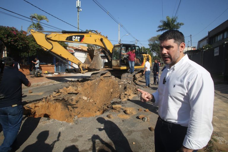 La Comuna capitalina y la ESSAP, emprenden trabajo conjunto para solucionar el hundimiento del asfaltado de la calle Nicolás Goldsmith por problemas de caño de desagüe cloacal en el barrio Villa Aurelia