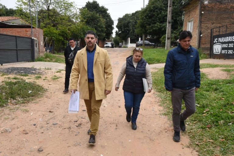 Intendente Rodríguez recorrió obras municipales de construcción de empedrados en diversos barrios capitalinos