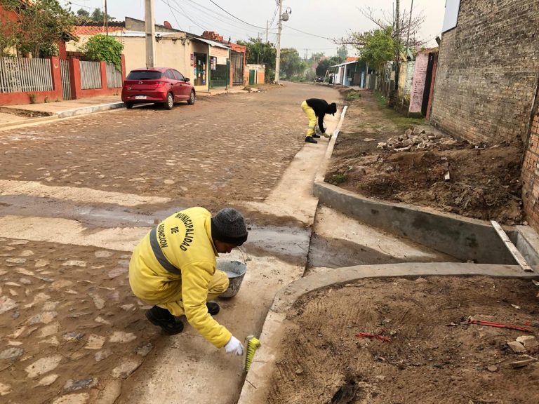 Cuadrillas de Servicios Urbanos en los barrios Yukyty y Santa Librada, realizaron operativos intensos de limpieza dentro del proyecto “Tu barrio Limpio”