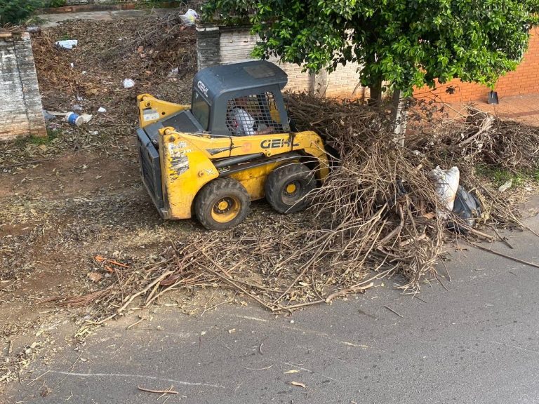 Municipalidad procedió a la limpieza de un inmueble en estado de abandono, ubicado en pleno barrio Herrera