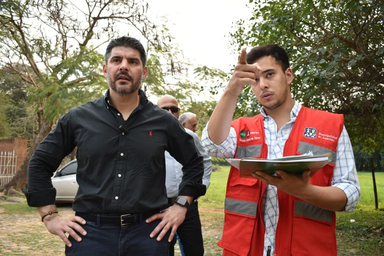 Intendente Rodríguez recorrió calles del Lote 2 que serán empedradas, ubicadas en varios barrios de la capital