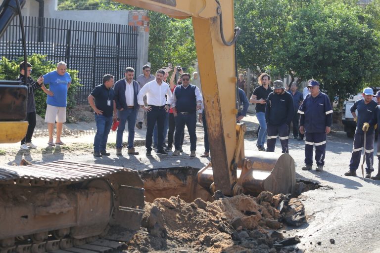 Reparación integral y efectiva del hundimiento del pavimento en la calle Goldsmith, causado por caños rotos, se logró con trabajo conjunto entre la Comuna de Asunción y la ESSAP
