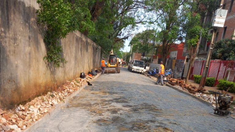 Municipalidad de Asunción reemplazara la tierra por el pavimento tipo empedrado en varias calles de la capital