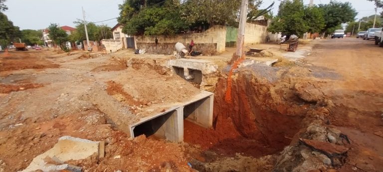 Las últimas alcantarillas de 2 x 2 metros se colocaron en la calle Pacurí, en el marco de la obra pluvial de la cuenca Lambaré, para el barrio San Pablo