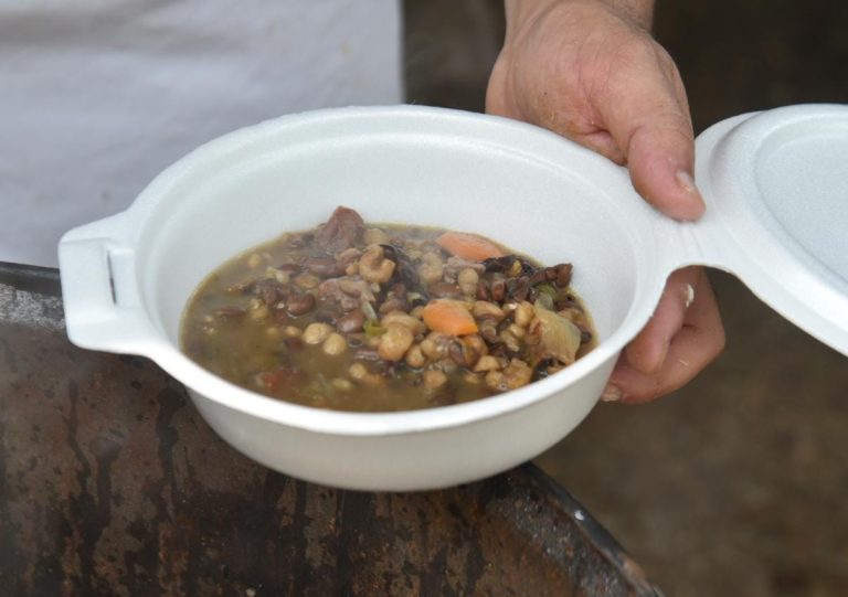 Karai Octubre, triste y derrotado, se alejó de la Plaza Uruguaya, donde abundaron las sabrosas comidas típicas y 9 clases del esperado jopara para alejar la escasez