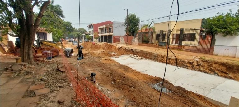 En la obra del desagüe pluvial de la cuenca Lambaré, que se ejecuta en el barrio San Pablo, colocan alcantarillas prefabricadas en el trayecto Pacurí