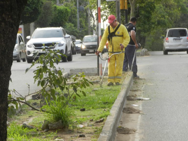 Cuadrillas de la Dirección de Servicios Urbanos realizan trabajos de limpieza integral en los 4 kilómetros de la avenida Santísima Trinidad, que cruza importantes barrios de la ciudad capital