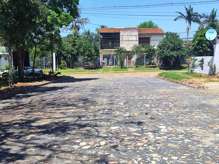 Intendente de Asunción recorrió tramos terminados con pavimento de empedrado en calles que eran de tierra en el barrio Madame Lynch