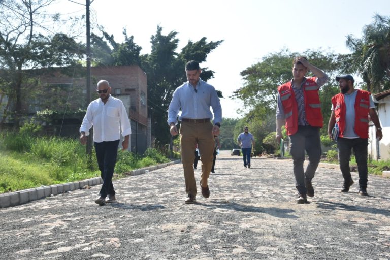 Prosiguen los trabajos tendientes a concluir la construcción de empedrados sobre terraplenes