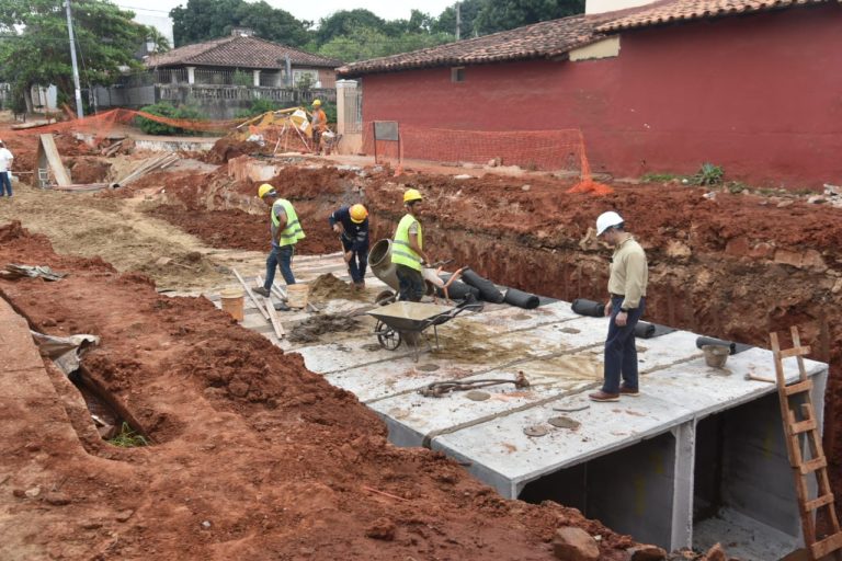 Intendente Rodríguez recorrió obras de desagüe pluvial en el barrio San Pablo, donde vecinos agradecieron gestión que permitirá terminar con los pozos ciegos de hace más de 40 años