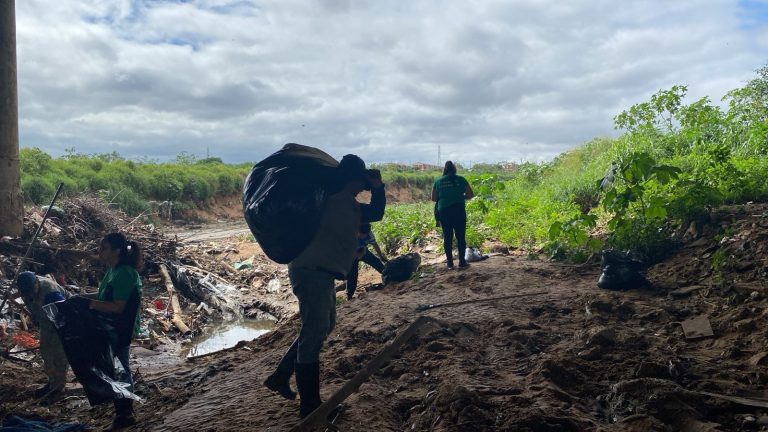 En Operativo Interinstitucional de Limpieza se retiraron más de 32.000 kilos de basura del arroyo Mburicaó