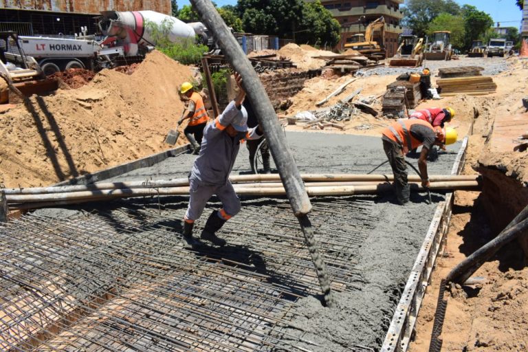 En la avenida Eusebio Ayala y Guido Boggiani continúan los trabajos en el marco de la ejecución de las obras de desagüe pluvial en la cuenca del arroyo Itay