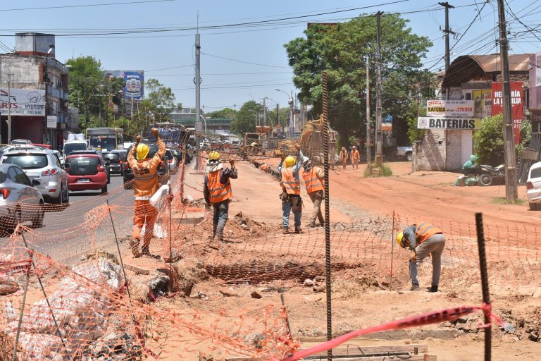 Obras de desagüe pluvial sobre la avenida Eusebio Ayala, por las cuales se registra un cierre en su tramo con Domingo Montanaro, avanzan adecuadamente