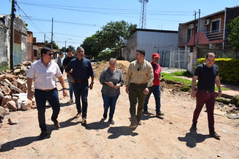 Avanzan trabajos de pavimentación con empedrado en calles que todavía son de tierra, ubicadas en los barrios Loma Pyta y De La Residenta
