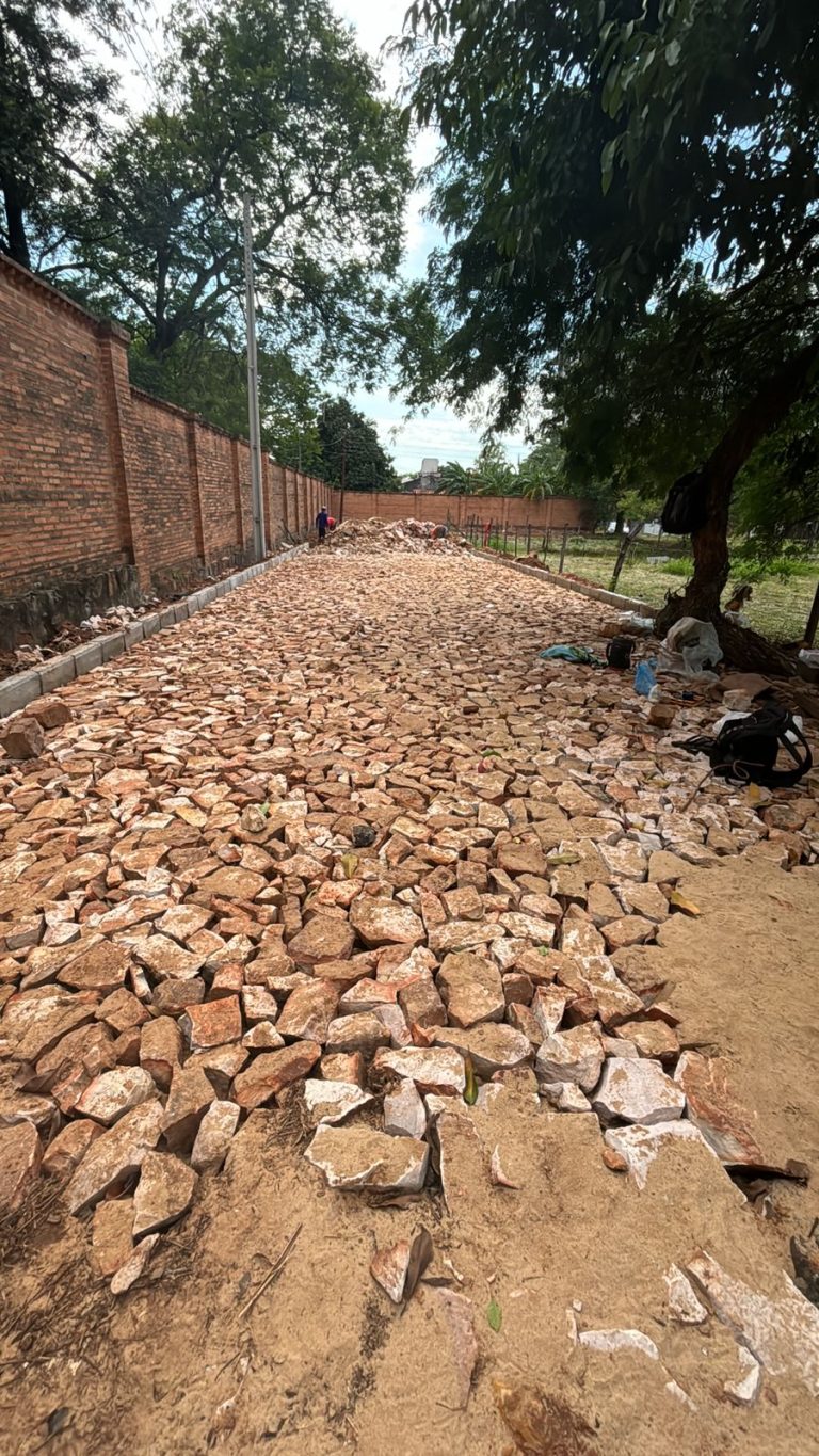 Comuna Capitalina trabaja para continuar empedrando calles que aún son de tierra en algunos barrios de la capital