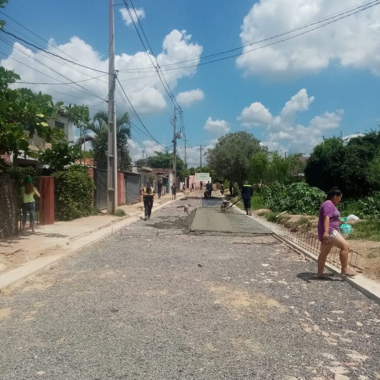 En la calle Maestra Rafaela Osorio, en el barrio Jukyty, la Comuna Capitalina realiza importantes trabajos viales