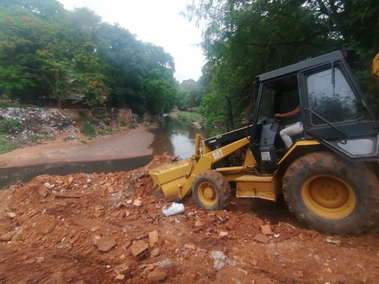 Avanzan los trabajos de levantamiento de muros de contención en el arroyo Lambaré, con el fin de proteger las casas de familias vulnerables