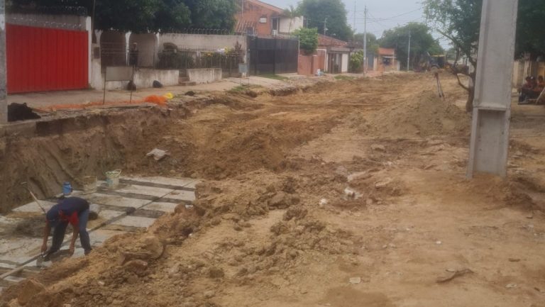En el lote 2 del proyecto de desagüe pluvial de Molas López se avanzó hasta la calle 8 de Junio con la colocación de alcantarillas