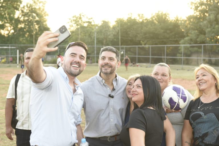 Municipalidad y Comisión Vecinal inauguran importantes mejoras en la plaza San Roque González de Santa Cruz
