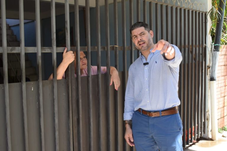 Intendente de Asunción recorrió obras en la calle Georgina Martínez de Correa, donde las calles de tierra quedaron en el olvido, para beneficio de los vecinos