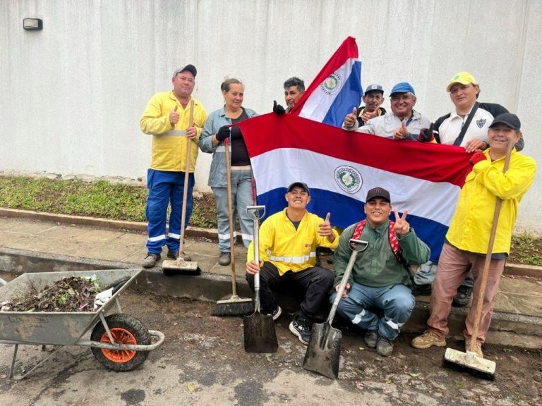 Obreros municipales de Aseo Urbano se suman al fervor por la Albirroja mientras embellecen la ciudad
