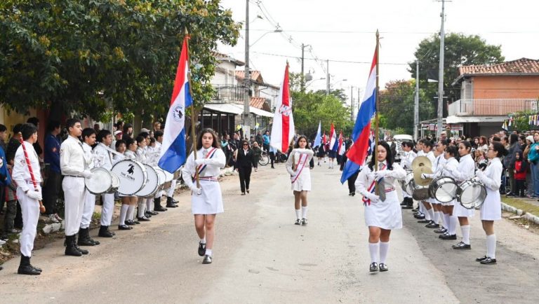 El intendente Luis Bello acompañó el desfile conmemorativo por los 45 años del Centro Educativo La Natividad de Santa María